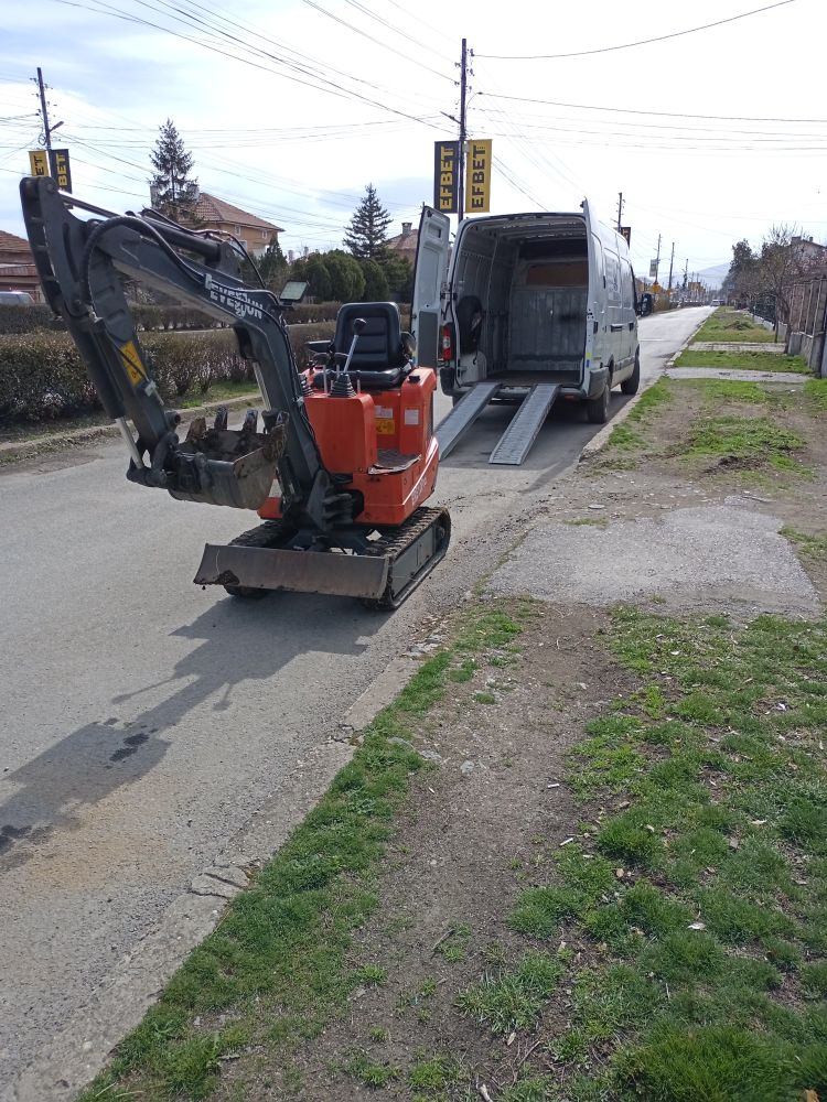 Мини багер извършва прецизен изкоп за основи в Костинброд и Сливница