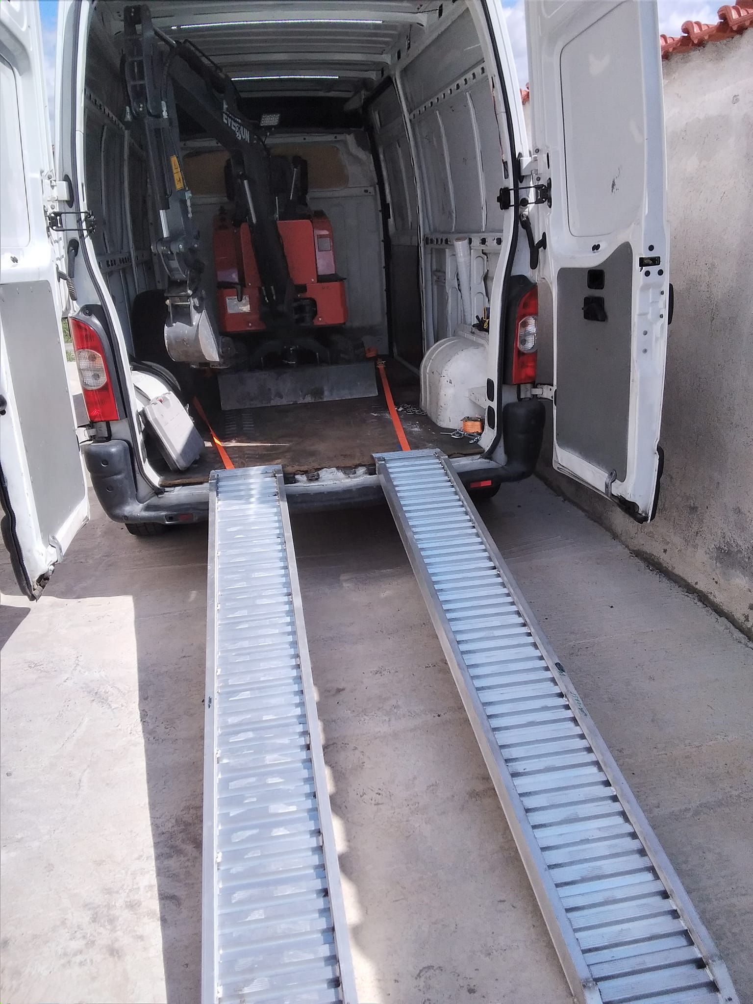 Хамалски и монтажни услуги в Костинброд, София и региона